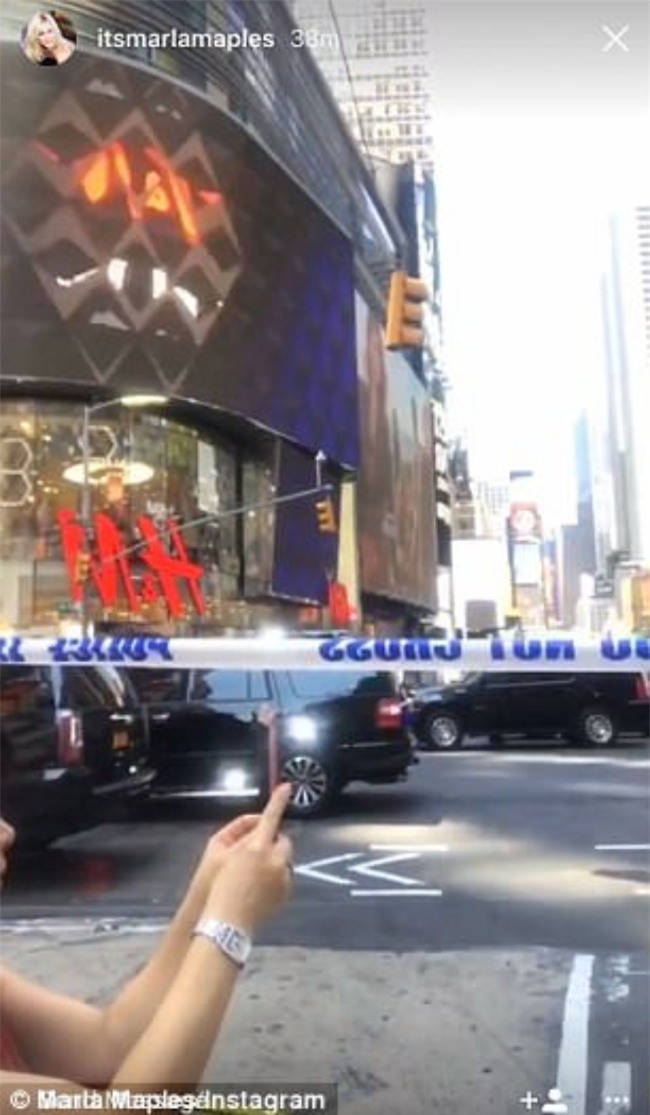 Vợ cũ Tổng thống Trump thản nhiên selfie ngay tại hiện trường vụ xe điên đâm người ở Quảng trường Thời Đại - Ảnh 3.