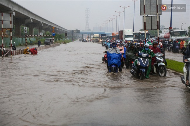 Mưa lớn gây ngập nặng trên Xa Lộ Hà Nội, giao thông ùn ứ nghiêm trọng - Ảnh 1.