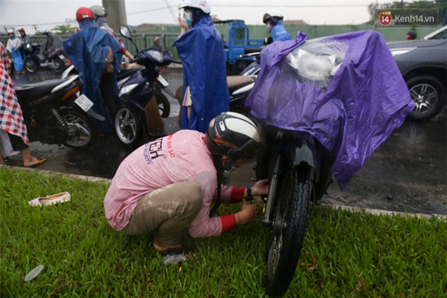 Mưa lớn gây ngập nặng trên Xa Lộ Hà Nội, giao thông ùn ứ nghiêm trọng - Ảnh 2.