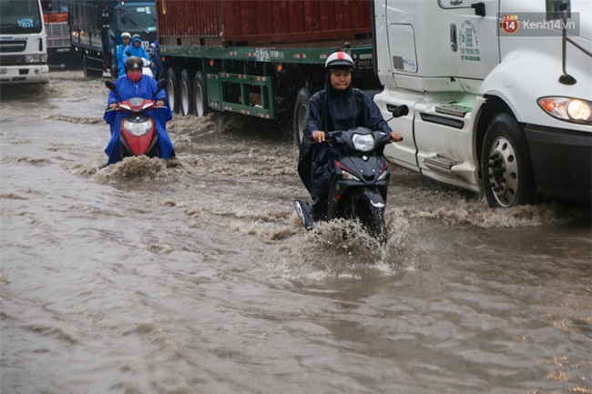 Mưa lớn gây ngập nặng trên Xa Lộ Hà Nội, giao thông ùn ứ nghiêm trọng - Ảnh 3.