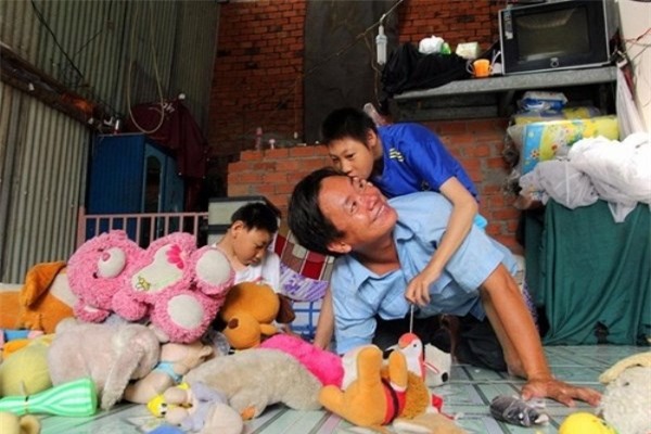 Người cha nuôi 2 con bại não lên tiếng xin lỗi các nhà hảo tâm gây xôn xao dư luận.