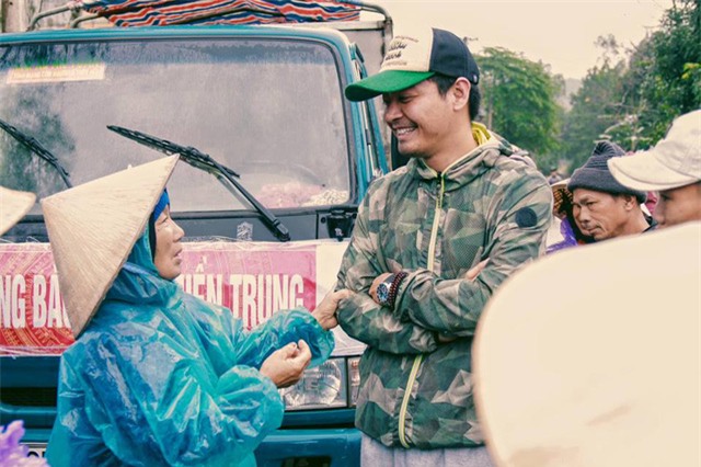 Hình ảnh MC Phan Anh trực tiếp đi trợ giúp đồng bào miền Trung bị lũ lụt