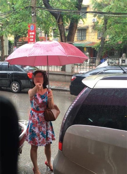 nguoi phu nu do o to sai truoc cua hang con thach thuc "nha may co mua duong khong?" - 1