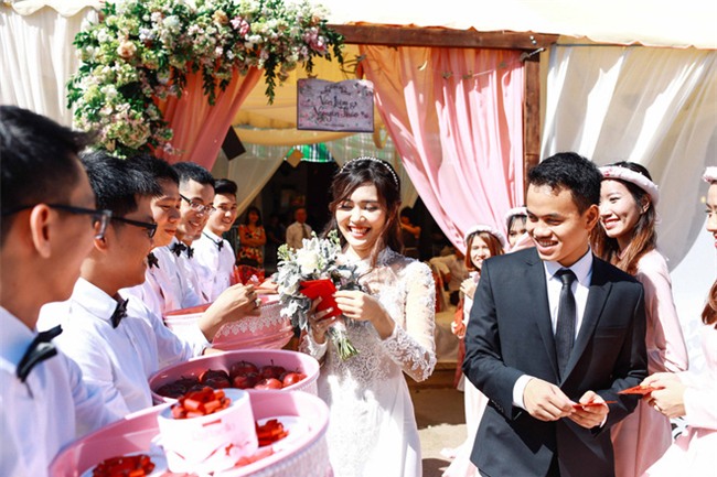 Đám hỏi “màu hường” yêu không để đâu cho hết của cặp đôi bạn học thuở ô mai - Ảnh 25.