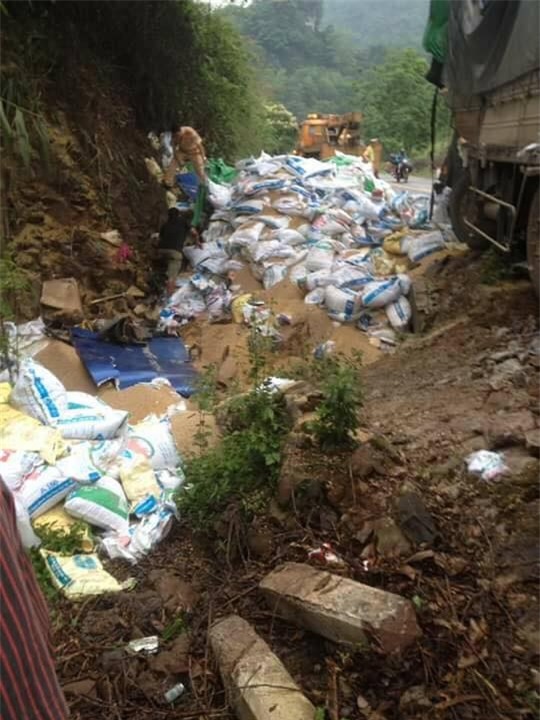 Người sống sót duy nhất vụ xe tải đâm vào núi: Người dân mang cả công nông đến hôi của - Ảnh 1.