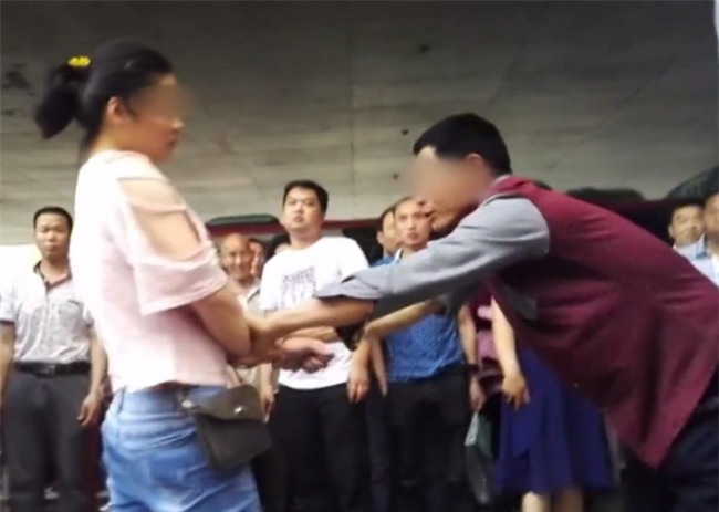 Bất chấp mọi lời can ngăn, cô gái 19 tuổi liên tục đánh chửi bố mẹ già thậm tệ giữa đường - Ảnh 2.