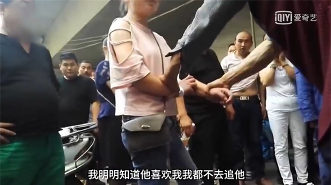 Bất chấp mọi lời can ngăn, cô gái 19 tuổi liên tục đánh chửi bố mẹ già thậm tệ giữa đường - Ảnh 7.