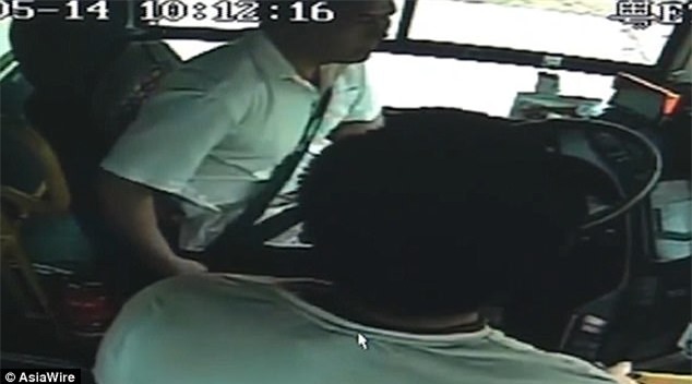 Không được dừng đỗ theo ý muốn, nam hành khách đánh đập dã man vị tài xế xe buýt - Ảnh 4.