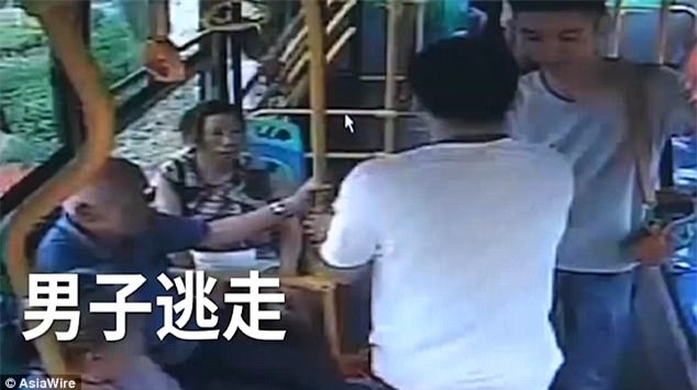 Không được dừng đỗ theo ý muốn, nam hành khách đánh đập dã man vị tài xế xe buýt - Ảnh 5.