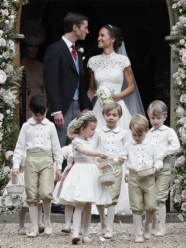 Hoàng tử nhí George và em gái cực đáng yêu trong vai trò phù dâu cho dì Pippa Middleton - Ảnh 11.