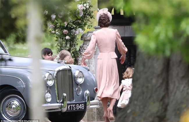 Hoàng tử nhí George và em gái cực đáng yêu trong vai trò phù dâu cho dì Pippa Middleton - Ảnh 4.