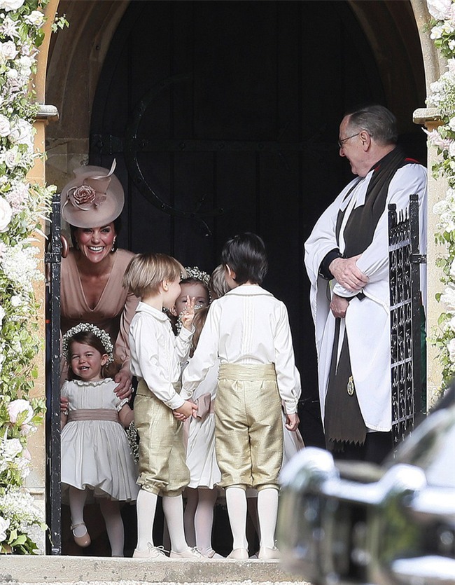 Hoàng tử nhí George và em gái cực đáng yêu trong vai trò phù dâu cho dì Pippa Middleton - Ảnh 5.