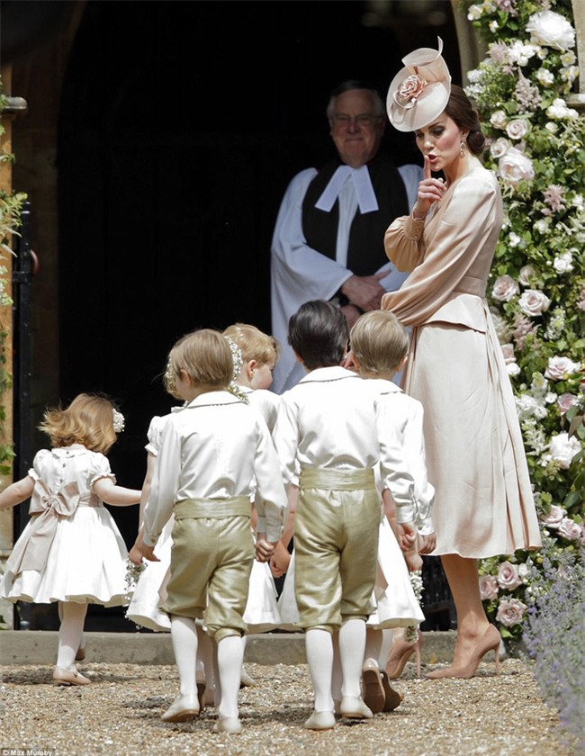 Hoàng tử nhí George và em gái cực đáng yêu trong vai trò phù dâu cho dì Pippa Middleton - Ảnh 6.