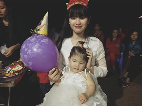 me nuoi 9x to chuc sinh nhat 2 tuoi hoanh trang cho be gai lao cai, tiet lo nguoi that su cham soc be - 1