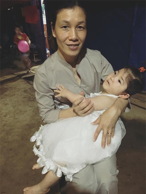 me nuoi 9x to chuc sinh nhat 2 tuoi hoanh trang cho be gai lao cai, tiet lo nguoi that su cham soc be - 7