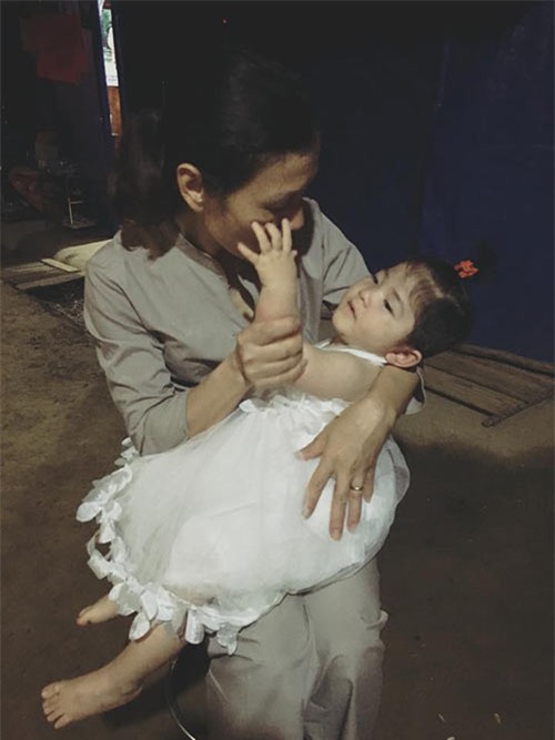 me nuoi 9x to chuc sinh nhat 2 tuoi hoanh trang cho be gai lao cai, tiet lo nguoi that su cham soc be - 8