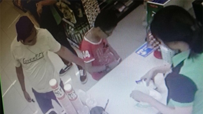 TP.HCM: Kẻ biến thái ngang nhiên sàm sỡ bé trai trong cửa hàng tiện lợi - Ảnh 1.