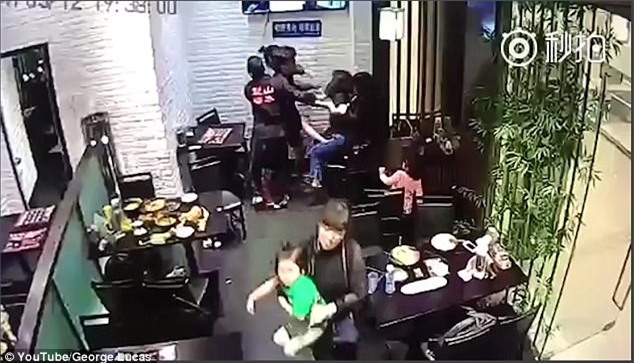 Cô gái hành hung bé gái 4 tuổi ngay giữa nhà hàng vì dám làm hỏng bầu không khí lãng mạn của buổi hẹn hò - Ảnh 4.