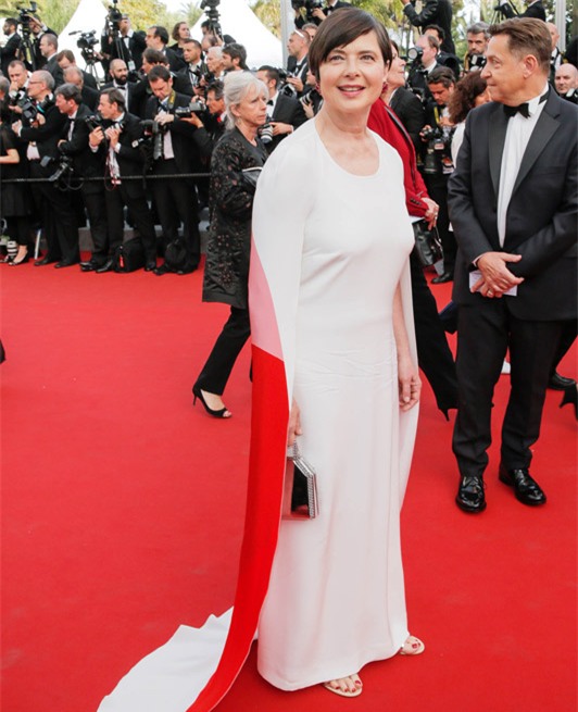 sao buc xuc vi bi cam di giay bet tren tham do cannes - 2