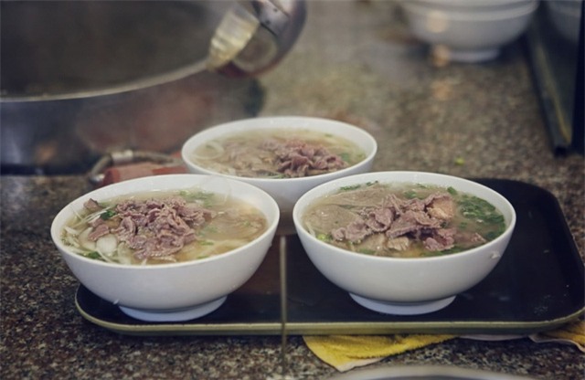 Tô phở đầy đặn, ăn kèm với quẩy giòn, vàng ruộm.