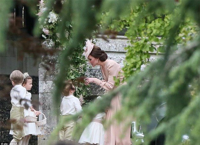 Hoàng tử nhí Anh Quốc bị mẹ mắng trong lễ cưới của dì ruột, vừa đi vừa khóc tu tu - Ảnh 2.
