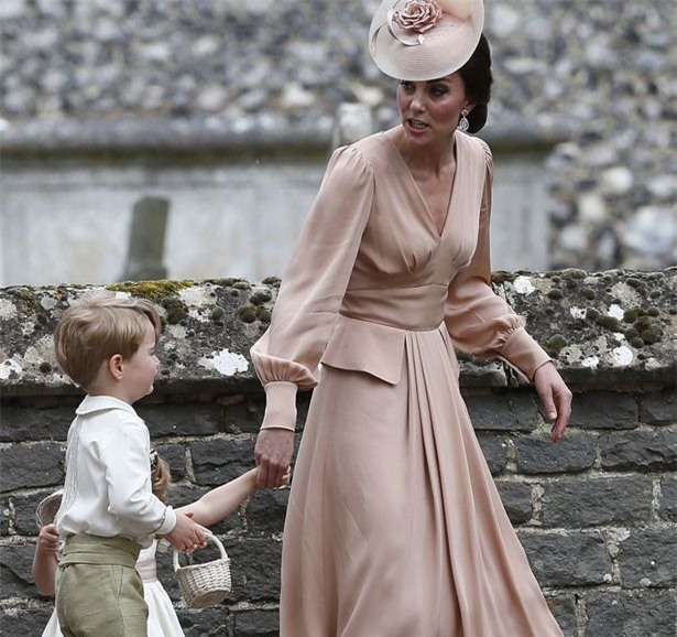 Hoàng tử nhí Anh Quốc bị mẹ mắng trong lễ cưới của dì ruột, vừa đi vừa khóc tu tu - Ảnh 5.