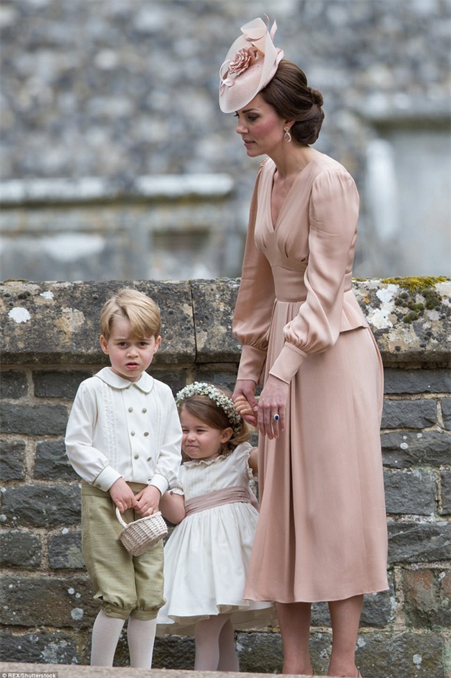 Hoàng tử nhí Anh Quốc bị mẹ mắng trong lễ cưới của dì ruột, vừa đi vừa khóc tu tu - Ảnh 8.