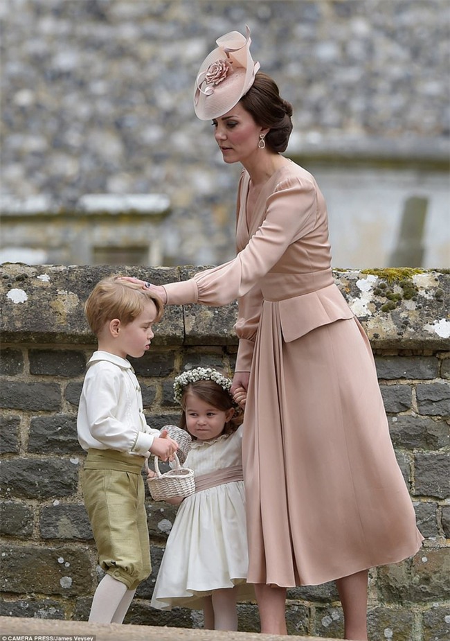 Hoàng tử nhí Anh Quốc bị mẹ mắng trong lễ cưới của dì ruột, vừa đi vừa khóc tu tu - Ảnh 9.