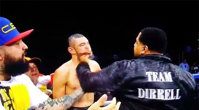 Võ sĩ boxing ngơ ngác khi chú của đối thủ cho một đấm vào mặt - Ảnh 2.