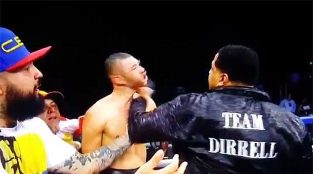 Võ sĩ boxing ngơ ngác khi chú của đối thủ cho một đấm vào mặt - Ảnh 3.