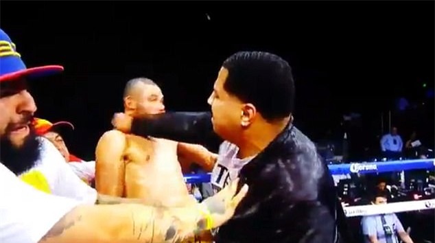 Võ sĩ boxing ngơ ngác khi chú của đối thủ cho một đấm vào mặt - Ảnh 4.