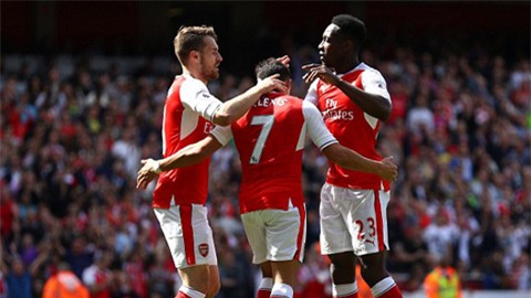 Sanchez và Ramsey cùng nổ súng nhưng không thể giúp được Arsenal vào Top 4