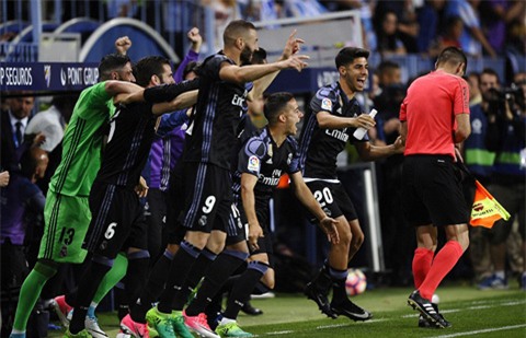 Niềm vui của các cầu thủ Real sau tiềng còi mãn cuộc