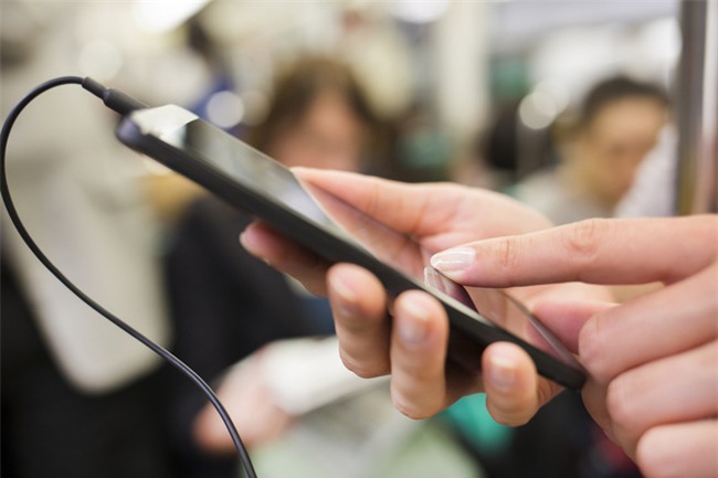 5 thói quen cực xấu khi sử dụng điện thoại mà bạn nên bỏ ngay lập tức - Ảnh 1.