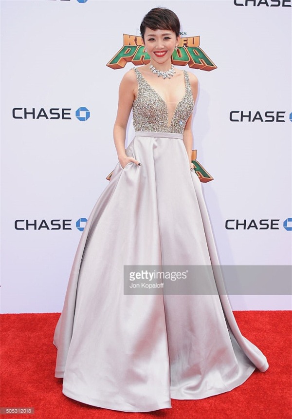 Váy của NTK Việt được các người đẹp mặc trên thảm đỏ quốc tế làm nức lòng khán giả quê nhà - Ảnh 17.