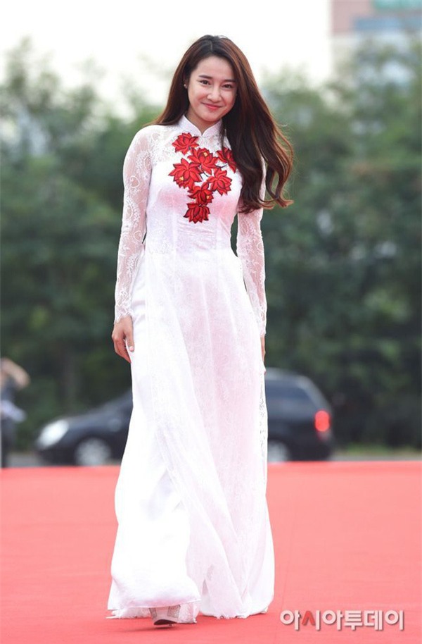 Váy của NTK Việt được các người đẹp mặc trên thảm đỏ quốc tế làm nức lòng khán giả quê nhà - Ảnh 19.