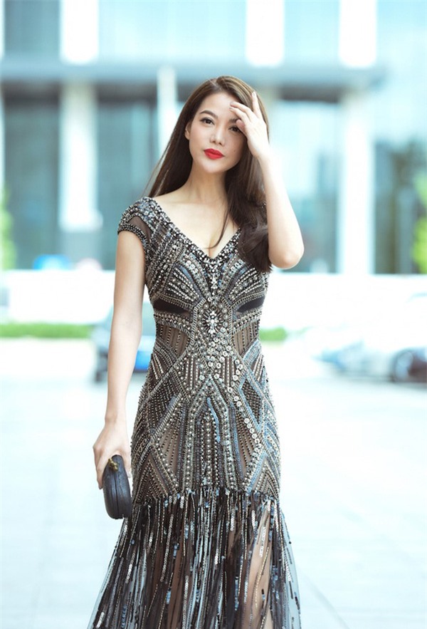 Váy của NTK Việt được các người đẹp mặc trên thảm đỏ quốc tế làm nức lòng khán giả quê nhà - Ảnh 20.