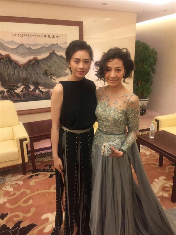 Váy của NTK Việt được các người đẹp mặc trên thảm đỏ quốc tế làm nức lòng khán giả quê nhà - Ảnh 22.
