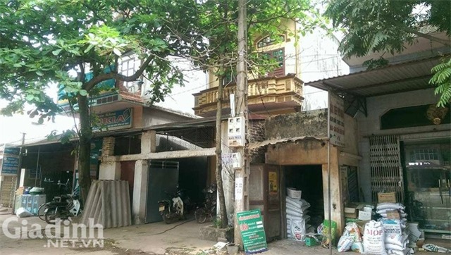 Ngôi nhà của gia đình Lê Văn Luyện (giữa) đã được dọn dẹp gọn hàng hơn, không còn hoang tàn như trước. Ảnh: Đình Việt