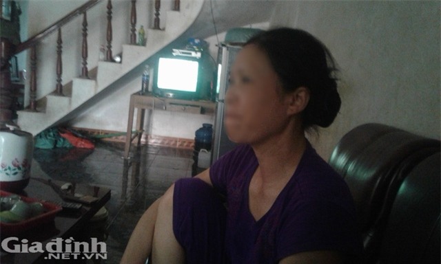 Bà Trương Thị Thơm nghẹn ngào khi chia sẻ về quãng ký ức đau đớn của gia đình. Ảnh: Nông Thuyết