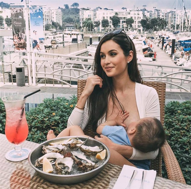 Bà mẹ bỉm sữa Singapore gây sốt mạng xã hội Việt với vẻ đẹp quá gợi cảm, về dáng chỉ 3 tuần sau khi sinh đôi - Ảnh 1.