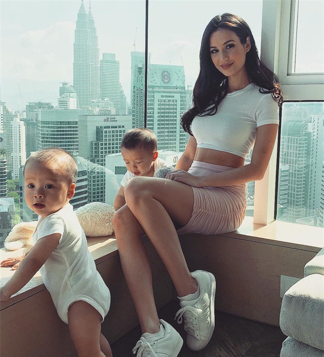 Bà mẹ bỉm sữa Singapore gây sốt mạng xã hội Việt với vẻ đẹp quá gợi cảm, về dáng chỉ 3 tuần sau khi sinh đôi - Ảnh 3.