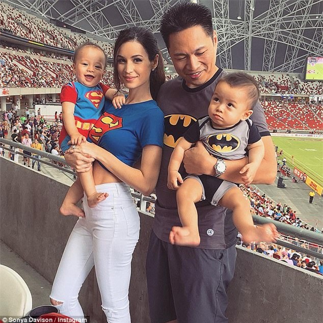 Bà mẹ bỉm sữa Singapore gây sốt mạng xã hội Việt với vẻ đẹp quá gợi cảm, về dáng chỉ 3 tuần sau khi sinh đôi - Ảnh 7.