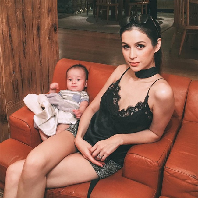 Bà mẹ bỉm sữa Singapore gây sốt mạng xã hội Việt với vẻ đẹp quá gợi cảm, về dáng chỉ 3 tuần sau khi sinh đôi - Ảnh 20.