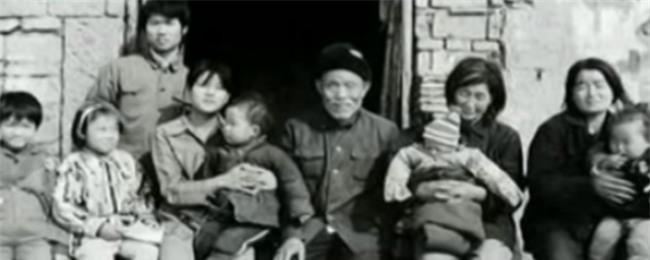 Bà cụ nhặt rác cưu mang hơn 30 đứa trẻ bị bỏ rơi: “Rác chúng tôi còn nhặt, huống hồ là người?” - Ảnh 2.