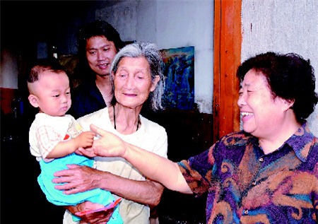 Bà cụ nhặt rác cưu mang hơn 30 đứa trẻ bị bỏ rơi: “Rác chúng tôi còn nhặt, huống hồ là người?” - Ảnh 7.