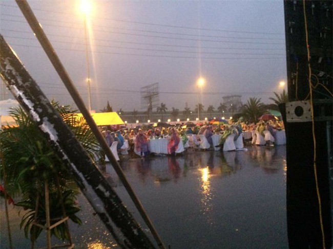 Đi tiệc cưới ngoài trời sang chảnh, hàng trăm khách đội áo mưa, nilon ăn búp phê toàn canh - Ảnh 1.