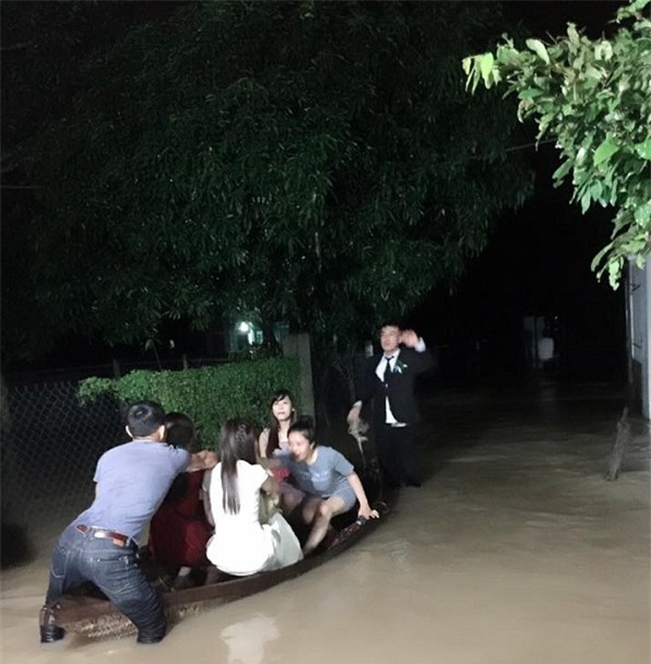 Đi tiệc cưới ngoài trời sang chảnh, hàng trăm khách đội áo mưa, nilon ăn búp phê toàn canh - Ảnh 12.