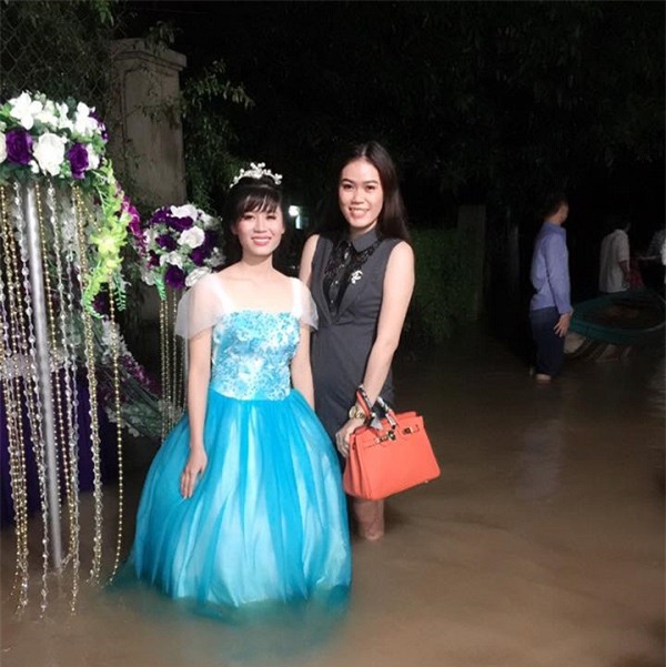 Đi tiệc cưới ngoài trời sang chảnh, hàng trăm khách đội áo mưa, nilon ăn búp phê toàn canh - Ảnh 13.