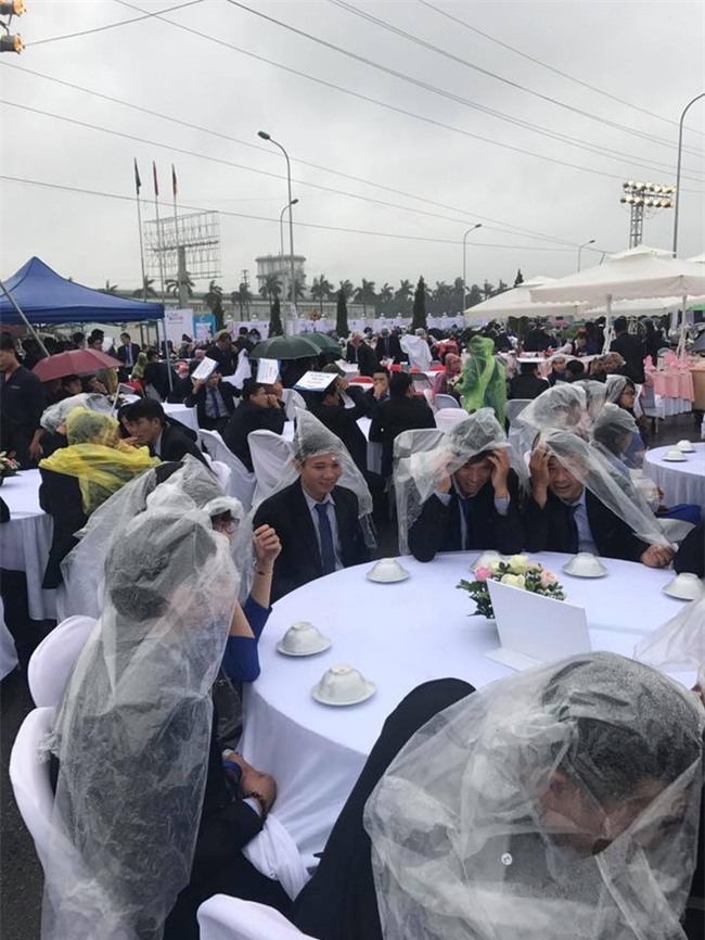 Đi tiệc cưới ngoài trời sang chảnh, hàng trăm khách đội áo mưa, nilon ăn búp phê toàn canh - Ảnh 5.